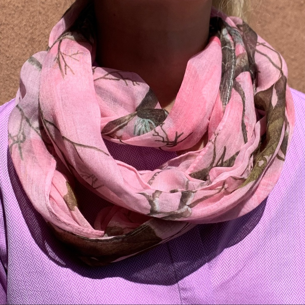 REALTREE infinity scarf, like new,light and pretty